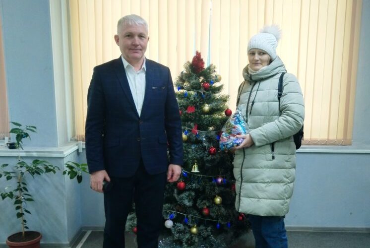 В МУП «Городские маршруты» поздравили с Наступающим Новым годом членов семей сотрудников, находящихся в зоне СВО.