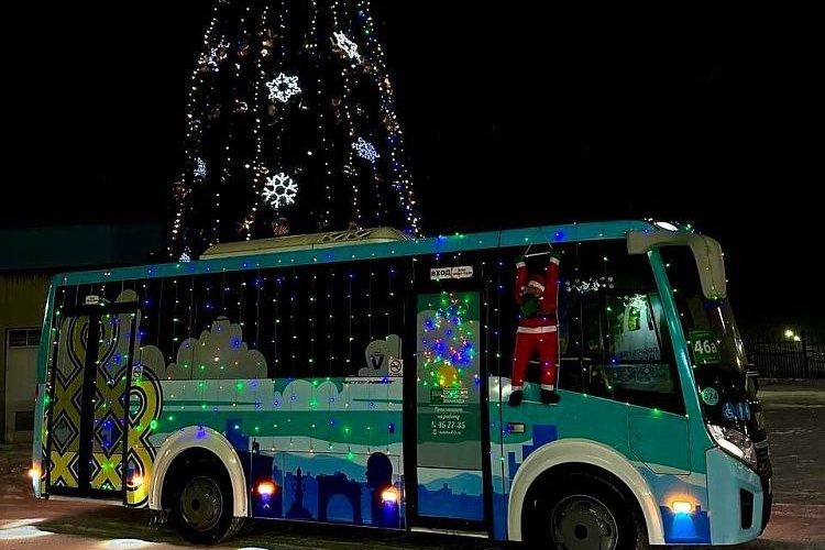 В МУП «Городские маршруты» подвели итоги ежегодного конкурса на лучшее новогоднее оформление автобуса.