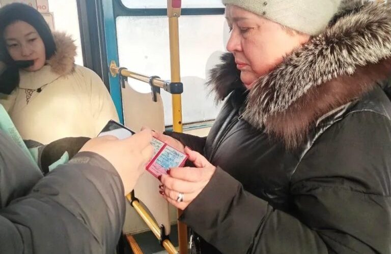 В Улан-Удэ усилен контроль за оплатой проезда в автобусах.