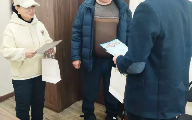 В МУП «Городские маршруты» наградили победителей и номинантов конкурса на «Лучшее новогоднее оформление автобуса».