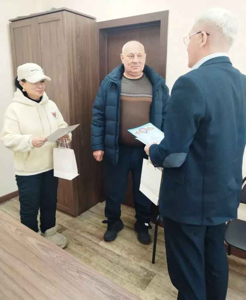 В МУП «Городские маршруты» наградили победителей и номинантов конкурса на «Лучшее новогоднее оформление автобуса».