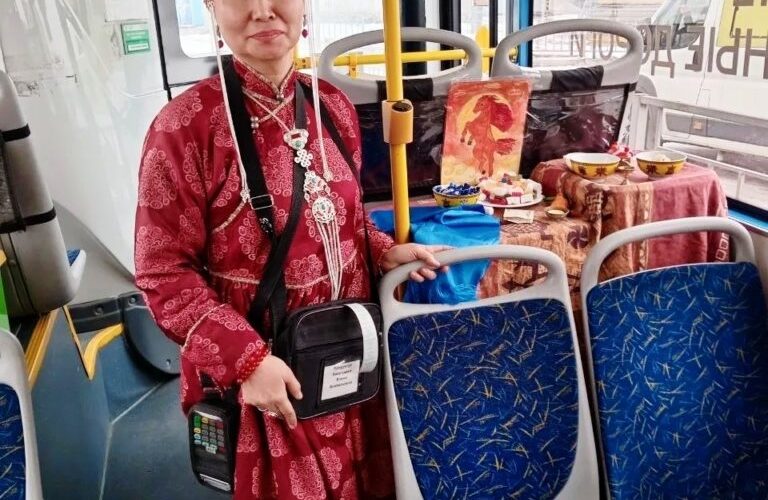 В честь праздника Сагаалган кондуктор автобуса встречает пассажиров в национальном костюме.