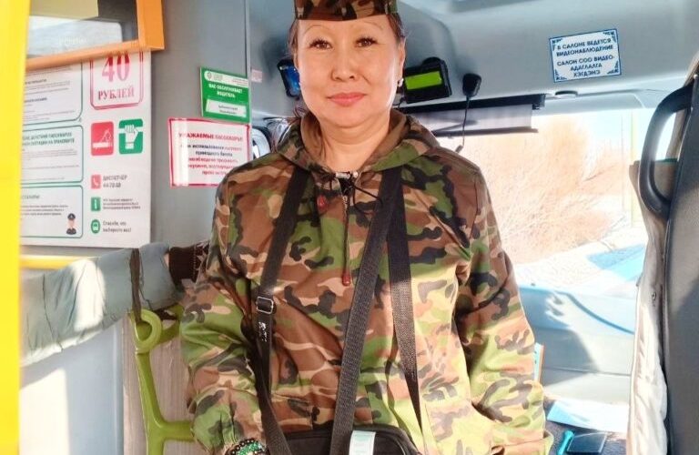 Кондуктор автобуса маршрута №31 поздравляла мужчин с Днем защитника Отечества прямо во время поездки.