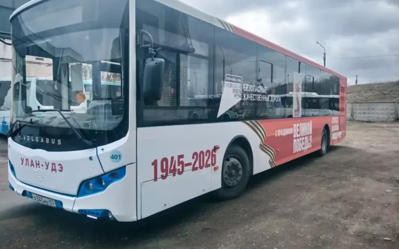 Еще один украшенный к 9 Мая автобус курсирует по Улан-Удэ.