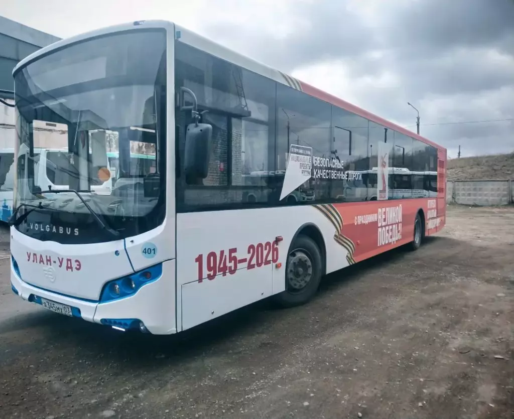 Еще один украшенный к 9 Мая автобус курсирует по Улан-Удэ.