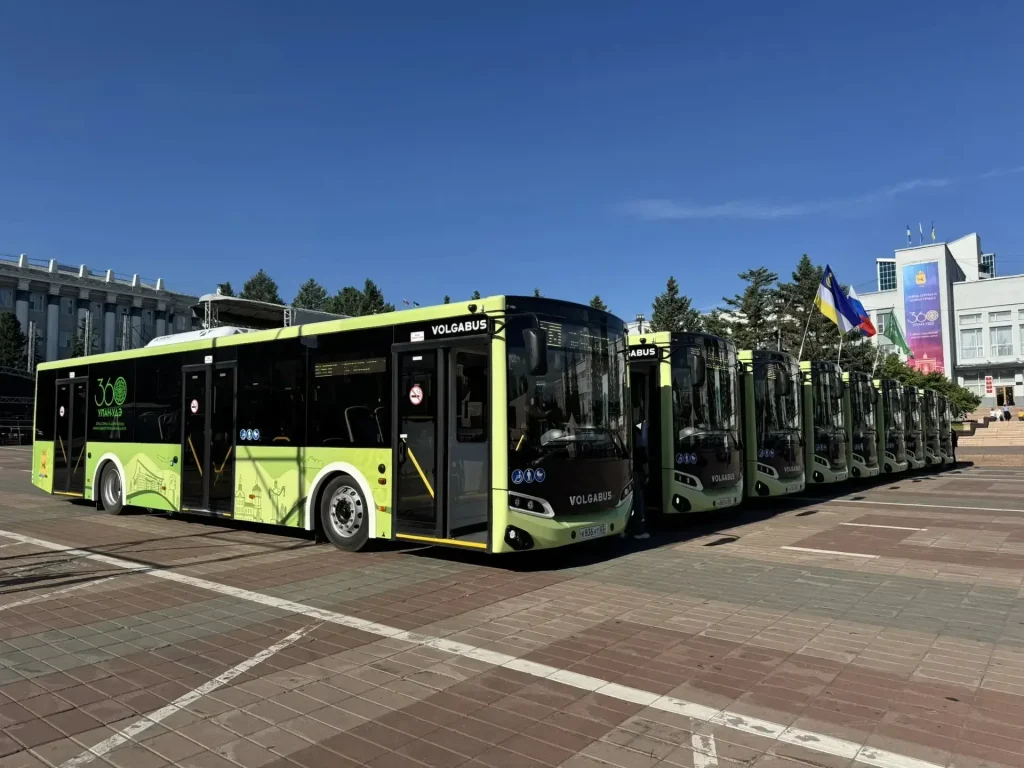 Муниципальные автобусы Волгабас на площади Советов в Улан-Удэ