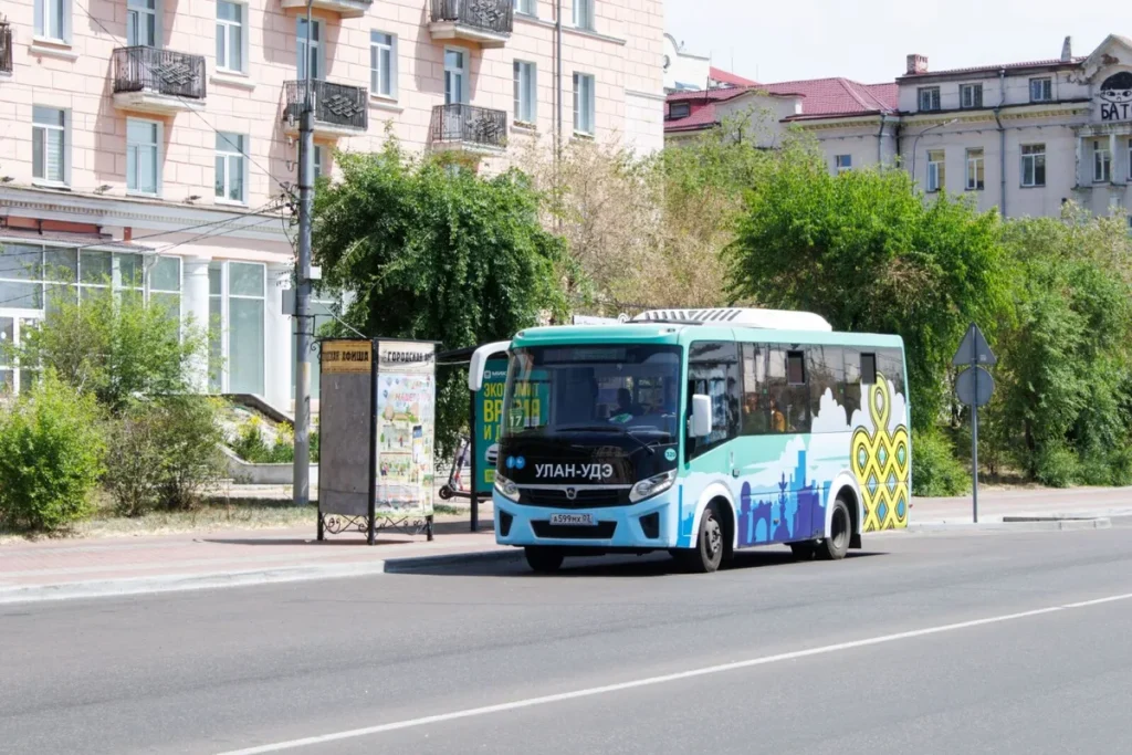 Автобус Газель Сити на городской остановке Улан-Удэ