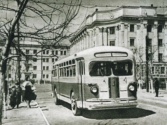 Архивная фотография городских автобусов и улиц Улан-Удэ