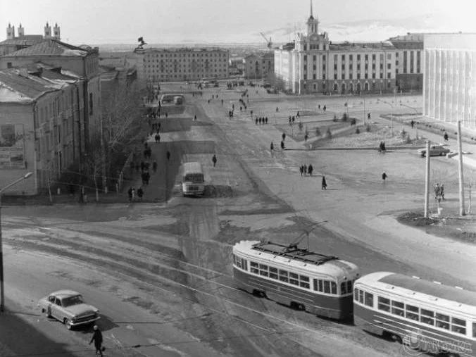 Архивная фотография городских автобусов и улиц Улан-Удэ