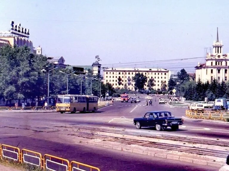Архивная фотография городских автобусов и улиц Улан-Удэ